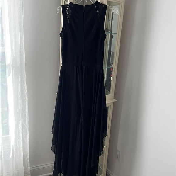 Elegant Black Sleeveless Dress - Picture 3 of 4
